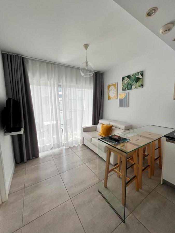 Bristol Sunset Beach Private Apartment คอร์ราเลโฮ ภายนอก รูปภาพ