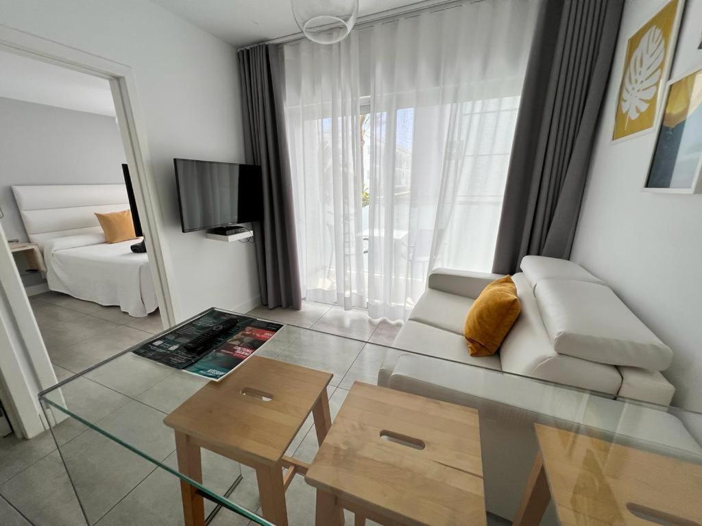 Bristol Sunset Beach Private Apartment คอร์ราเลโฮ ภายนอก รูปภาพ