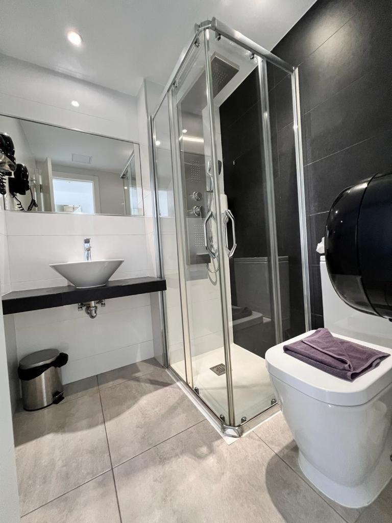 Bristol Sunset Beach Private Apartment คอร์ราเลโฮ ภายนอก รูปภาพ