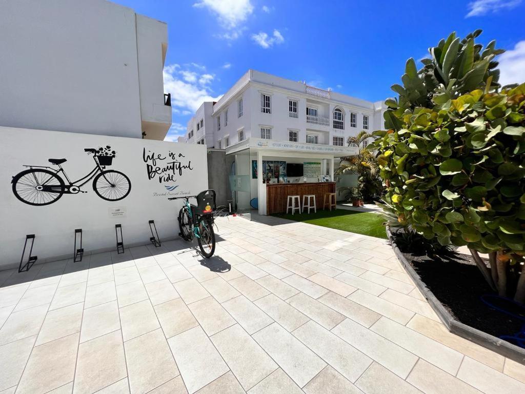 Bristol Sunset Beach Private Apartment คอร์ราเลโฮ ภายนอก รูปภาพ